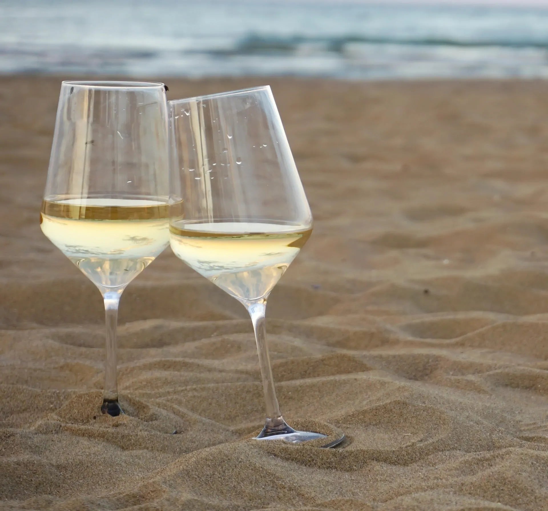 Zwei Gläser Weißwein im Sonnenlicht – Weißwein-Genuss vom Gardasee