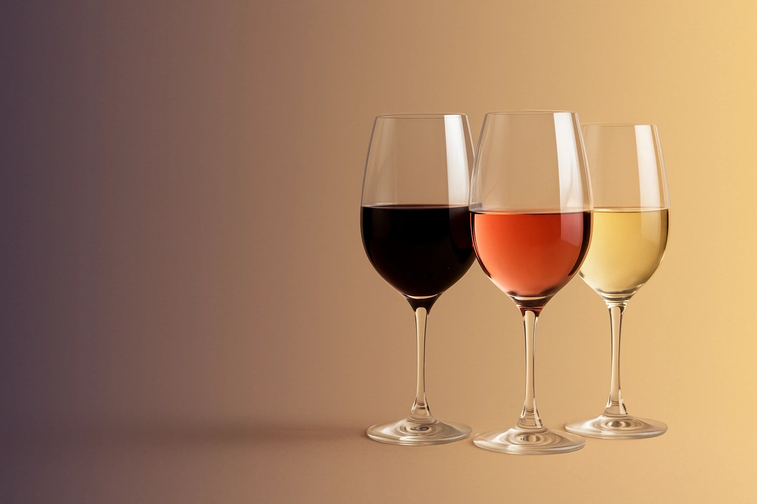Drei Weingläser mit Rotwein, Weißwein und Rosé vor dunkelblauem Farbverlauf – exklusive Gardasee Weine von Vino del Lago